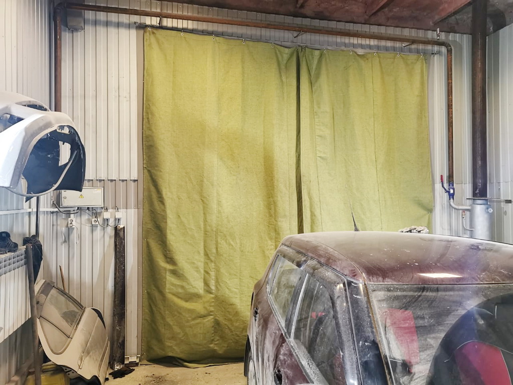 Как утеплить гараж и при чем здесь брезентовые шторы